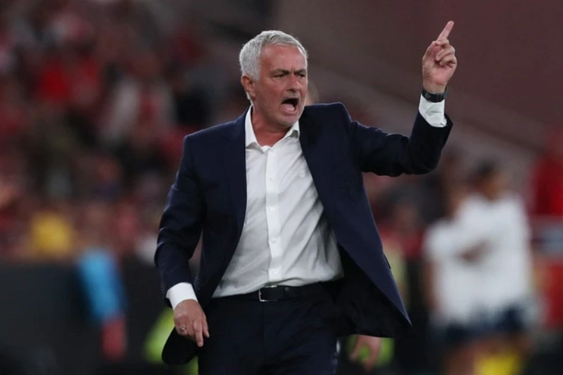 Mourinho trở lại Stamford Bridge, Chelsea thắng nhọc và CĐV gợi nhớ quá khứ