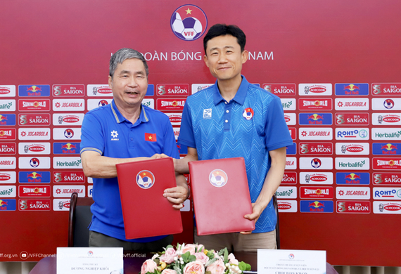 Chia tay tuyển Việt Nam, HLV Choi Won Kwon chưa biết mùi chiến thắng cùng Thanh Hóa