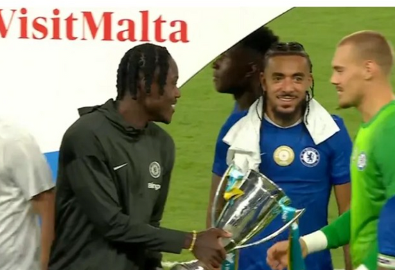 Jorgensen chơi khăm Chalobah trong lễ mừng cúp của Chelsea