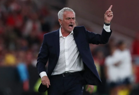 Mourinho trở lại Stamford Bridge, Chelsea thắng nhọc và CĐV gợi nhớ quá khứ