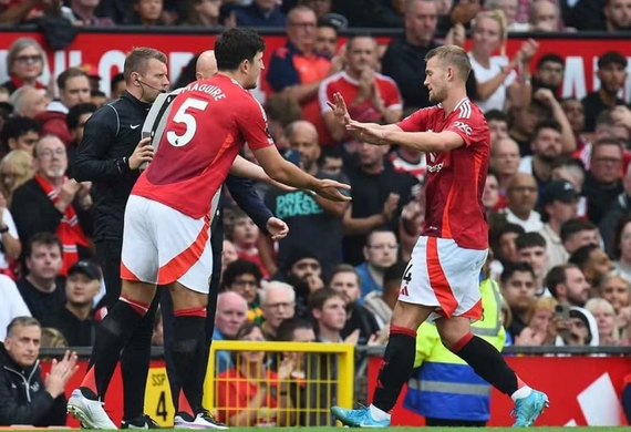 De Ligt tỏa sáng, tự tin gồng gánh hàng thủ MU