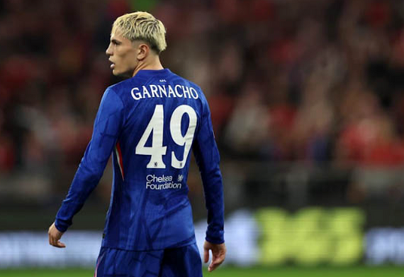 Anh trai của Garnacho gây tranh cãi vì phản ứng với CĐV Man United